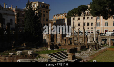 L'Italie. Rome. Espace sacré de Largo di Torre Argentina. Un temple consacré à Jutuna. Construit par Gaius Lutatius Catulus. 3ème siècle avant J.-C.. Tout d'abord, le Temple B. 2ème siècle BC. Construit par Quintus Lutatius Catulus (149-87 av. J.-C.). Banque D'Images