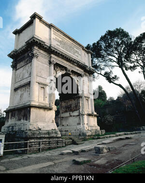 L'Italie. Rome. L'Arc de Titus. Il a été construit en c. 82 AD par l'empereur romain Domitien pour commémorer Titus victoires, y compris le siège de Jérusalem en 70 ap. Banque D'Images