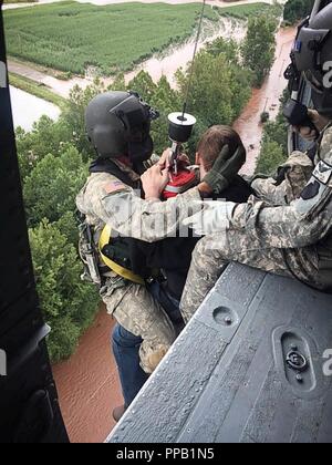 Des soldats américains avec la 28e Brigade d'aviation de combat expéditionnaire, New Jersey Army National Guard, un brin de sauvetage civils par les inondations près de Benton, Minnesota, le 13 août 2018. Banque D'Images