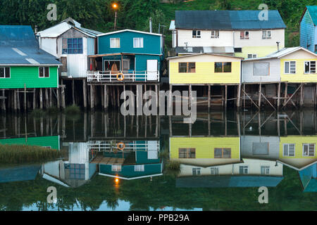 Des maisons sur pilotis traditionnelles savent comme palafitos dans la ville de Castro à l'île de Chiloé, dans le sud du Chili Banque D'Images