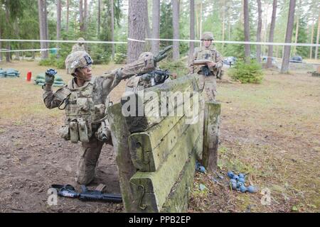 Le Sgt. Shuntaneque Greenwald, U.S. Army NATO Brigade, jette une grenade au cours de la 2018 Meilleur guerrier européen concours tenu lors de la 7e formation de l'Armée de la commande Zone d'entraînement Grafenwoehr, Allemagne, 14 août 2018. Les gagnants du concours seront annoncés pour cette année, le haut fonctionnaire subalterne, sous-officier et soldat au cours d'une cérémonie de clôture prévue pour le 17 août 2018. Banque D'Images