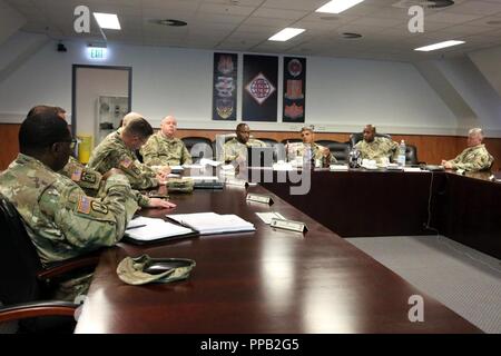 Signal américain soldats affectés à la Brigade de Signal Théâtre 2d et la 228e Brigade Signal tactique Théâtre, Caroline du Sud, de la Garde nationale se réunissent pour discuter de partenariat actuels et futurs, de la formation et des possibilités d'opérations, le 13 août 2018 à Wiesbaden, en Allemagne. Banque D'Images