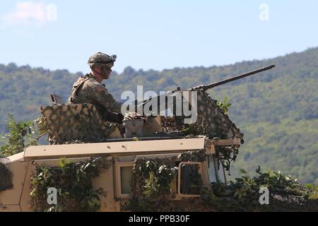 Circuit de l'armée américaine. Austin Yuhas, originaire de Jefferson, Wisconsin affecté à un peloton de la Compagnie Alpha, Scouts, 2e Bataillon, 5e régiment de cavalerie, 1st Armored Brigade Combat Team, 1re Division de cavalerie, les chambres d'une tour d'un Browning M2 mitrailleuse de calibre .50 Au cours d'une table de l'onu cinq-stabilisées tir, de Novo Selo, Bulgarie, le 14 août 2018. Cet exercice est à l'appui de la résolution de l'Atlantique, un exercice d'entraînement durables entre l'OTAN et des Forces américaines. Banque D'Images