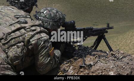 Des soldats américains affectés au 2e Peloton, Troupe de la foudre, 3e Escadron, 2e régiment de cavalerie l'engagement de cibles, tout en participant à un exercice de tir réel interarmes pendant 18 Partenaire Noble de Vaziani, Géorgie, le 13 août 2018. Noble est un partenaire des forces armées géorgiennes et l'Europe de l'armée américaine dirigée par l'ensemble de l'exercice c'est de suite itération. L'exercice est destiné à soutenir et à améliorer l'état de préparation et l'interopérabilité de la Géorgie, aux États-Unis et dans des pays participants au cours de l'entraînement multinational des opérations. Banque D'Images