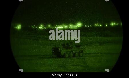 Des soldats américains affectés au 1er Peloton, Troupe de la foudre, 3e Escadron, 2e régiment de cavalerie l'exploitation d'un véhicule blindé Stryker, tout en participant à un exercice de tir réel interarmes pendant 18 Partenaire Noble de Vaziani, Géorgie, le 13 août 2018. Noble est un partenaire des forces armées géorgiennes et l'Europe de l'armée américaine dirigée par l'ensemble de l'exercice c'est de suite itération. L'exercice est destiné à soutenir et à améliorer l'état de préparation et l'interopérabilité de la Géorgie, aux États-Unis et dans des pays participants au cours de l'entraînement multinational des opérations. Banque D'Images