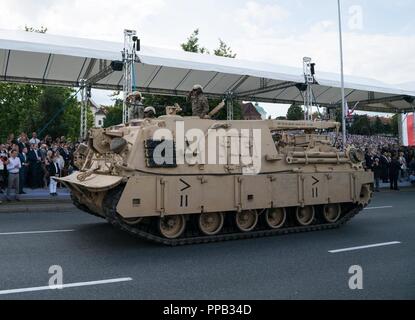 Les soldats américains du 1er Escadron, 7e régiment de cavalerie, 1st Armored Brigade Combat Team (1er ABCT) "Ironhorse, 1re Division de cavalerie dur un Hercules M88 de l'équipement lourd véhicule de récupération dans le défilé des Forces armées polonaises à Varsovie, Pologne, 15 août 2018. Plus de 40 soldats de la brigade Ironhorse et de nombreux véhicules ont participé à la parade. La 1ère ABCT est déployée à l'appui de la résolution de l'Atlantique, un exercice qui souscrit à la paix, la sécurité et la stabilité en Europe. Banque D'Images