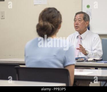 Hideo Henzan, la langue japonaise professeur, passe par la participation au cours d'une classe de langue japonaise au Centre communautaire de Schilling, 14 août 2018, à Kadena Air Base, au Japon. Henzan est propriétaire d'un institut de langue d'Okinawa qui enseigne également l'anglais la langue locale. Compétences Okinawaïens Banque D'Images