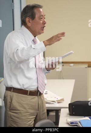 Hideo Henzan, la langue japonaise professeur, enseigne des phrases dans le cadre d'une classe de langue japonaise au Centre communautaire de Schilling, 14 août 2018, à Kadena Air Base, au Japon. Henzan est propriétaire d'un institut de langue d'Okinawa qui enseigne également l'anglais la langue locale. Compétences Okinawaïens Banque D'Images