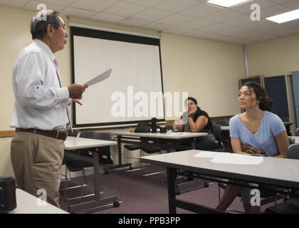 Hideo Henzan, la langue japonaise professeur, enseigne des phrases dans le cadre d'une classe de langue japonaise au Centre communautaire de Schilling, 14 août 2018, à Kadena Air Base, au Japon. Henzan est propriétaire d'un institut de langue d'Okinawa qui enseigne également l'anglais la langue locale. Compétences Okinawaïens Banque D'Images