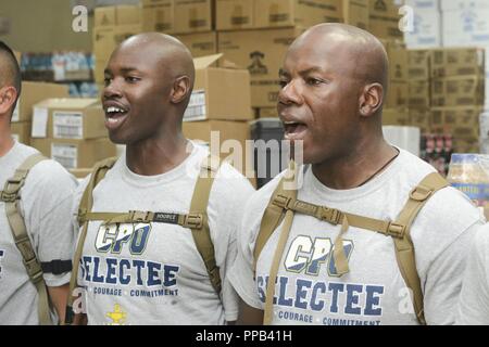 Djibouti - CAMP LEMONNIER, maîtres de 1re classe sélectionnée pour le premier maître de sont équipés pour leur nouveau uniformes kaki à l'échange de la Marine sur la base au cours de CPO 365 Phase II, le 14 août 2018. CPO 365 Phase II, également connu sous le nom de la saison, se termine par une cérémonie de l'épinglage en septembre. Banque D'Images