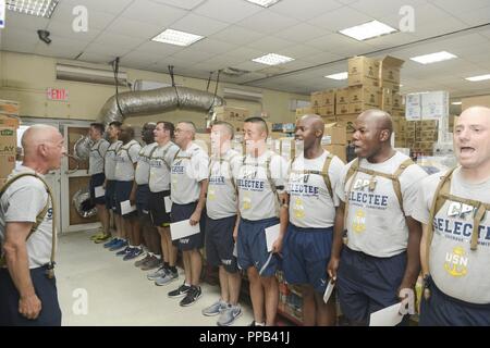 Djibouti - CAMP LEMONNIER, maîtres de 1re classe sélectionnée pour le premier maître de sont équipés pour leur nouveau uniformes kaki à l'échange de la Marine sur la base au cours de CPO 365 Phase II, le 14 août 2018. CPO 365 Phase II, également connu sous le nom de la saison, se termine par une cérémonie de l'épinglage en septembre. Banque D'Images