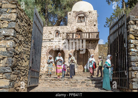 Fidèles quitter l'Église Debre Birhan Selassie, Gonder, Ethiopie, Site du patrimoine mondial de l'UNESCO Banque D'Images