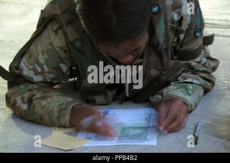Le Sgt. Shuntaneque Greenwald, affecté à la brigade de l'OTAN de l'armée américaine, parcelles de points sur une carte à jour de la navigation terrestre au cours de l'Europe de l'armée américaine 2018 Concours meilleur guerrier 16 août 2018 à Grafenwoehr, Allemagne. Jour 4 de la compétition a commencé avec dos-à-dos nuit et jour de navigation, suivie d'un repas spécial, et les conseils de connaissances pour terminer la journée. # 2018 # 2018 BestWarrior EBWC Banque D'Images