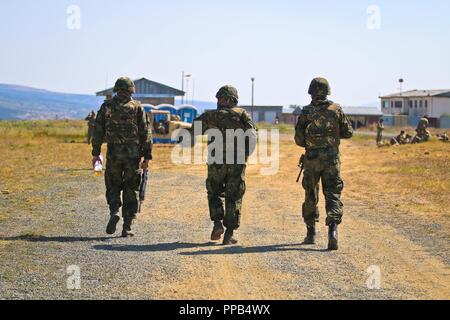 Soldats bulgares Pvt. Petur Ivanov, premier à partir de la gauche, le Sgt. Jean, centre, et Pvt. Dimitar Petrov, tous affectés à la 42e Bataillon d'infanterie, à pied à 25 mètres du zéro pour effectuer une recherche avancée exercice de tir de fusil avec les soldats de la Compagnie Alpha, 2e Bataillon, 5e régiment de cavalerie, 1st Armored Brigade Combat Team, 1re Division de cavalerie, Novo Selo, Bulgarie, le 16 août 2018. Cet exercice est à l'appui de la résolution de l'Atlantique, un exercice d'entraînement durables entre l'OTAN et des Forces américaines. Banque D'Images