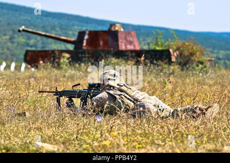 L'ARMÉE AMÉRICAINE Pvt. Keanu Vargas, originaire de San Bernardino, Californie et affecté à la Compagnie Alpha, 2e Bataillon, 5e régiment de cavalerie, 1st Armored Brigade Combat Team, 1re Division de cavalerie une mitrailleuse légère M-249 durant un exercice de tir carabine avancée Novo Selo, Domaine de formation, la Bulgarie, le 16 août 2018. Cet exercice est à l'appui de la résolution de l'Atlantique, un exercice d'entraînement durables entre l'OTAN et des Forces américaines. Banque D'Images