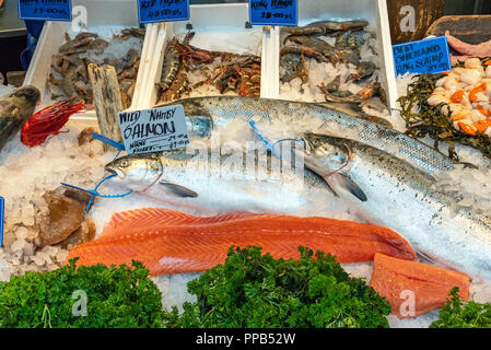 Filet de saumon et autres poissons et fruits de mer à vendre dans un marché à Londres Banque D'Images