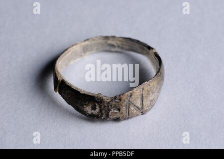 Bague en bronze avec des inscriptions en. Diamètre 2 cm largeur 0, 6 cm ( 1er - 4 e ) - période romaine, à partir de la ' Villa del Val' - site archéologique de Complutum à Alcalá de Henares ( Madrid ). L'ESPAGNE. Banque D'Images