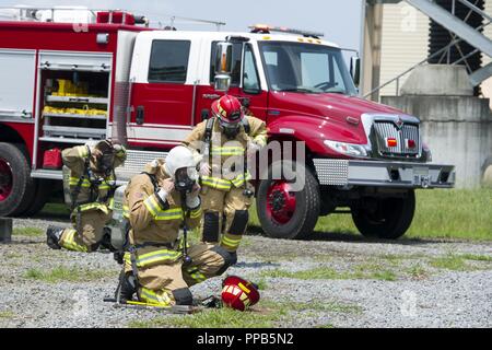 Une équipe de pompiers citoyen Réserve Se préparer à répondre à une simulation d'incendie de voiture au cours de Patriot Warrior à Dobbins Air Reserve Base, la Géorgie, le 13 août 2018. De gauche à droite : Senior Airman Cedric Sarsfield avec le 624th Escadron de génie civil, d'une base commune Pearl Harbor-Hickam, New York, le s.. Kyle Schmitt et le sergent. Jesse Porcelli tant avec le 514e Escadron de génie civil, Joint Base McGuire-Dix-Lakehurst, New Jersey. L'exercice guerrier patriote prend en charge l'orientation de la réserve de la Force aérienne et les principes généraux de la préservation, de la construction et de l'élaboration d'un prêt au combat, rentable, ex Banque D'Images