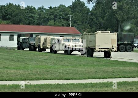 Les véhicules militaires sont mis en scène pour une utilisation dans la 86e Division de formation Soutien au combat de l'exercice de formation 86-18-02, le 14 août 2018, sur la zone de cantonnement à Fort McCoy, Wisconsin (Etats-Unis) La 86e est maintenant l'exercice dans le cadre de la réserve de l'Armée américaine du général commandant l'appui tactique Programme de formation. Des milliers de membres de service avec l'armée ainsi que d'autres services militaires et les militaires étrangers participent à l'exercice multinational, notamment Canadian armed forces membres. CSTX 86-18-02 est la deuxième des deux CSTXs par la 86e lieu à Fort McCoy cette année. Banque D'Images