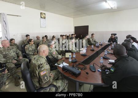 L'armée américaine et le personnel médical rwandais Rencontrez le personnel de l'hôpital au cours de la cérémonie d'ouverture des MEDRETE 18-5 à l'hôpital militaire rwandais, Kigali, Rwanda, 17 août 2018. MEDRETE est un effort combiné entre le gouvernement rwandais et l'Afrique de l'armée américaine. MEDRETE 18-5 fait partie d'une série d'exercices de formation de préparation médicale que l'Afrique de l'armée américaine est prévue pour faciliter au sein de divers pays d'Afrique, et sert d'occasion pour les militaires en partenariat pour affiner et renforcer leurs compétences en traumatologie et chirurgie générale tout en renforçant le partenariat entre les pays. La solution mutuellement Banque D'Images