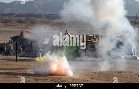 Soldats de la compagnie Delta, 103e bataillon du génie, 56e brigade Stryker Brigade Combat Team, 28e Division d'infanterie, New Jersey Army National Guard, course pour leur service commun des masques à usage général au cours d'une attaque au gaz CS tôt le matin au Centre de formation national, Fort Irwin, en Californie, le 17 août. La 56e SBCT a été testée sur tous les niveaux de préparation en son centre d'instruction au combat de la rotation à la NCT. Banque D'Images