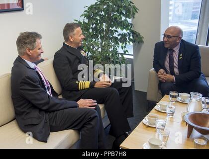 WELLINGTON, Nouvelle-zélande (Août 17, 2018) - Nouvelle-Zélande Le ministre de la Défense, l'honorable Ron Mark (à droite) rencontre avec le Commandant, Commandement de l'Indo-Pacifique (USINDOPACOM AMÉRICAIN) Adm. Phil Davidson (centre) et l'Ambassadeur des États-Unis à la Nouvelle-Zélande Scott Brown. C'est Davidson's première visite en Nouvelle-Zélande comme USINDOPACOM le commandant. Banque D'Images