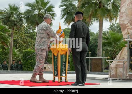 Le brig. Le général William (Brad) Richy, directeur de l'état-major interarmées, Idaho National Guard, des lieux un symbole de respect devant une statue en l'honneur Roi Taksin le grand avant l'Hanuman Guardian 2018 Cérémonie d'ouverture à l'Armée royale thaïlandaise Centre en Thaïlande la cavalerie de Saraburi du province. Taskin est considéré comme le père de la cavalerie. Hanuman est un gardien 11 jours armée bilatérales à un exercice de l'armée qui renforce et développe la capacité de l'interopérabilité entre les États-Unis et les forces de l'Armée royale thaïlandaise. Banque D'Images