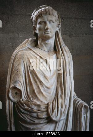 Auguste (Imperator Caesar Divi F. Auguste). (63 BC-14). Fondateur de l'Empire Romain et son premier empereur. Statue comme pontifex maximus. Musée archéologique de Corinthe. La Grèce. Banque D'Images