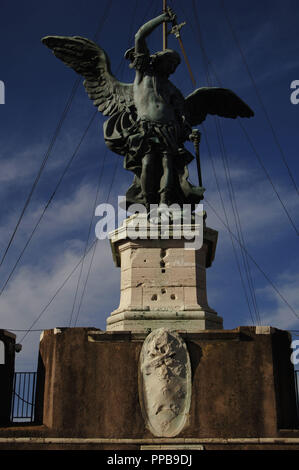 L'Italie. Rome. L'Archange Michael. Statue sur le haut de Castel Sant'Angelo par Peter Anton von Verschaffelt (1710-1793). Le bronze. Banque D'Images