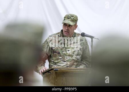 Le colonel de l'armée américaine Patrick Sullivan, commandant de la 20e Brigade du génie, prononce un discours lors d'une cérémonie de transfert des pouvoirs opérationnels à partir de la 35e Brigade d'ingénieur sortant à la 20e EB au Camp Buehring, Koweït, 16 août 2018. La cérémonie de transfert d'autorité est tenue pour symboliser la conclusion d'une mission de l'unité et le début d'une autre. Banque D'Images