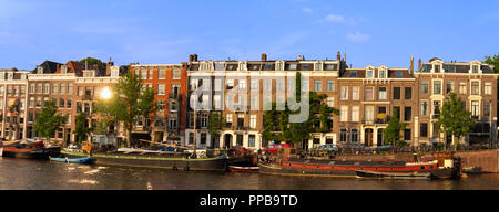 La vue sur la ville d'Amsterdam canal, maisons et bateaux hollandais typique, en Hollande, aux Pays-Bas. Banque D'Images