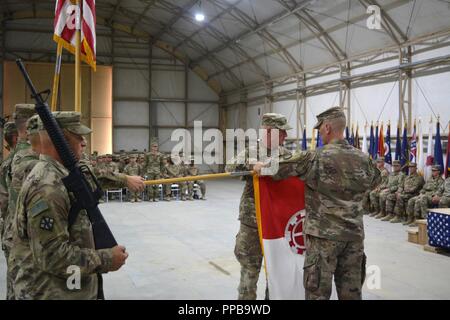 CAMP BUEHRING, Koweït - Le Colonel Anthony Adrian (à droite) et commande le Sgt. Le major Steven Stuenkel, 35e commandant de la Brigade du génie et le sergent-major de commandement, respectivement, le cas de la brigade de couleurs en cours d'une cérémonie de transfert d'autorité le 16 août 2018. La brigade, partie de la Garde nationale armée du Missouri, est la conclusion d'un déploiement de neuf mois au Moyen-Orient. Banque D'Images