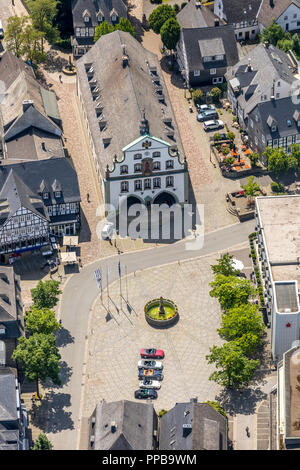 Vue aérienne, de la place du marché avec Propsteikirche St. Petrus et Andreas, Brilon, Rhénanie-Palatinat, Hesse, Allemagne Banque D'Images