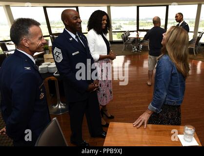 Le sergent-chef en chef de l'Armée de l'air Kaleth O. Wright, sa Tanya Wright, parlez à Valerie Nessel, le conjoint de l'US Air Force Tech. Le Sgt. John Chapman, au Double Tree Pentagon City Hôtel à Arlington, Va., 20 août 2018. Le sergent Chapman sera reçu à titre posthume la Médaille d'honneur le 22 août 2018, pour les actions de Takur Ghar mountain en Afghanistan le 4 mars 2002. Une équipe d'élite des opérations spéciales est tombé dans une embuscade tendue par l'ennemi et est venu sous un feu nourri provenant de multiples directions. Chapman immédiatement débité un bunker ennemi grâce à la neige profonde et a tué tous les occupants de l'ennemi. Déménagement courageusement Banque D'Images