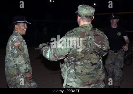 Le Sgt commande. Le major Jerry Manzanares, senior advisor enrôlés du 1er Escadron, 2e régiment de cavalerie de rire pendant l'écoute d'un épi candidat chanter durant un épi ride 17-18 Août à Bemowo Piskie Domaine de formation, la Pologne. BPTA soldats ont participé à une vieille tradition de cavalerie qui a donné des troupes de cavalerie et nation partenaire aux participants l'occasion de gagner et de porter leurs éperons d'argent. Les soldats sont sur une affectation par rotation de six mois à l'appui de la force multinationale, composée d'Américains, Britanniques, croate et soldats roumains qui servent avec la 15e Brigade mécanisée en polonais Banque D'Images