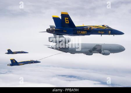 MISSOURI (13 août 2018) l'Escadron de démonstration en vol de la Marine américaine, les Blue Angels, ravitailler pendant leur transit home à Pensacola, en Floride après avoir effectué à l'Abbotsford International Air Show. Les Anges bleus sont tenues de remplir plus de 60 manifestations à plus de 30 endroits à travers les États-Unis et le Canada en 2018. Banque D'Images