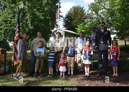 Le Brigadier-général Tony L. Wright, 88e Division de l'état de préparation général commandant adjoint tient à une photo avec les troupes de scouts 199 et 100, Cub Scout Pack 927 et 100 et du patrimoine américain pour les pays fournisseurs en1816 à la suite d'une cérémonie de dépôt de gerbes de fleurs pour le président Benjamin Harrison à Crown Hill Cemetery, à Indianapolis, le 18 août, pour commémorer le 185e anniversaire du président Hoosier. (US Army Banque D'Images