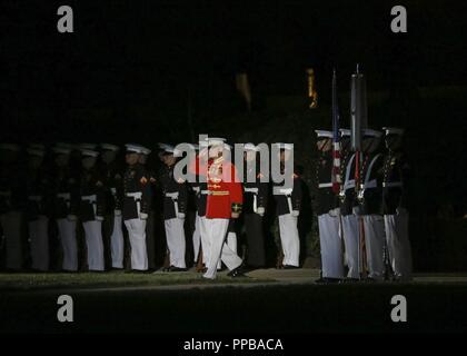 L'Adjudant-chef 2 Nathan D. Morris, directeur adjoint, "le propre du commandant des Marines", Drum & Bugle Corps, salue le drapeau national lors d'un défilé vendredi soir chez Marine Barracks Washington D.C., le 17 août, 2018. L'invité d'honneur pour la parade était l'honorable James F. Geurts, secrétaire adjoint de la marine pour la recherche, le développement et l'acquisition et l'accueil a été le général Michael G. Dana, directeur, le personnel du Corps des Marines. Banque D'Images