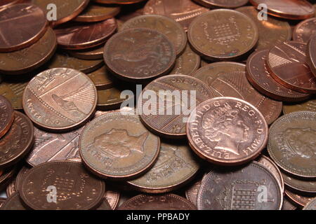 Un tas de changement de monnaie en cuivre de la perdre.Un close up de 2p et 1p,UK de monnaie. Banque D'Images