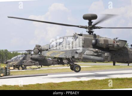 Les parachutistes de l'Armée américaine affecté à l'attaque du 1er Bataillon de Reconnaissance, 82e Brigade d'aviation de combat, 82e Division aéroportée, une terre AH-64D Longbow Apache à l'avant un point de ravitaillement en armement de Fort Bragg, Caroline du Nord, 15 août 2018. La FARP fournit du carburant et des munitions dans les zones d'activités au cours de l'attaque, l'agression de l'air ou de missions d'appui de l'aviation. Banque D'Images