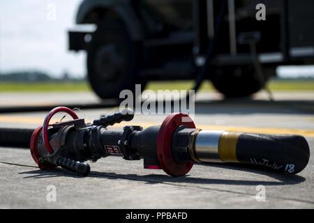 Un flexible de remplissage repose sur la piste au cours d'un ravitaillement chaud pit, 14 août 2018, à Moody Air Force Base, Ga, membres du 23e Escadron de préparation logistique d'avitaillement de prépositionnement des camions pour permettre aux avions de faire le plein sans avoir à arrêter. Ce type de combustible est utilisé pour éliminer le besoin de procédures d'entretien supplémentaires et de prolonger le temps de formation des pilotes par vol qui améliore le rythme des opérations. Banque D'Images