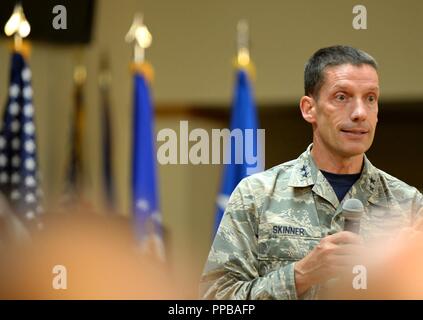 Le major-général Robert Skinner, commandant des forces de l'air Cyber, parle aux aviateurs durant son appel du commandant à Joint Base San Antonio-Lackland, Texas, le 17 août, 2018. L'appel a été également organisé pour célébrer l'unité depuis sa neuvième anniversaire du 18 août 2009, l'activation. Banque D'Images