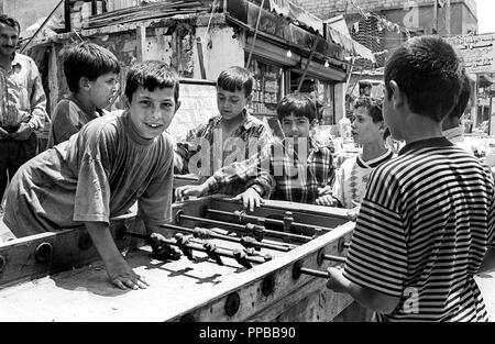 Groupe de jeunes garçons jouent au baby-foot. Les camps de réfugiés palestiniens de Sabra et Chatila, à Beyrouth, Liban 1998. Banque D'Images