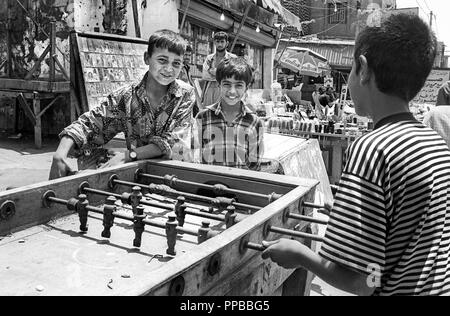 Groupe de jeunes garçons jouent au baby-foot. Les camps de réfugiés palestiniens de Sabra et Chatila, à Beyrouth, Liban 1998. Banque D'Images