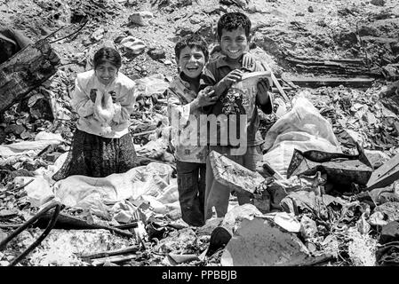 Enfants jouant dans les décombres. Les camps de réfugiés palestiniens de Sabra et Chatila, à Beyrouth, Liban 1998. Banque D'Images