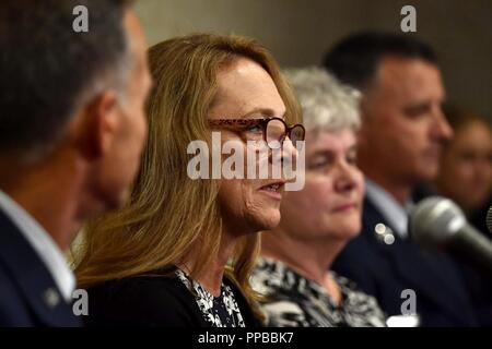 Valerie Nessel, le conjoint de l'US Air Force Tech. Le Sgt. John Chapman, répond à des questions au cours des entrevues avec les médias à l'Hôtel Double tree Pentagon City, à Arlington, en Virginie, le 21 août, 2018. Le sergent Chapman sera reçu à titre posthume la Médaille d'honneur le 22 août 2018, pour les actions de Takur Ghar mountain en Afghanistan le 4 mars 2002. Son équipe d'élite des opérations spéciales est tombé dans une embuscade tendue par l'ennemi et est venu sous un feu nourri provenant de multiples directions. Chapman immédiatement débité un ennemi par bunker-cuisse de la neige profonde et a tué tous les occupants de l'ennemi. Déménagement avec courage, d'une couverture à des blessures, il a combattu re Banque D'Images