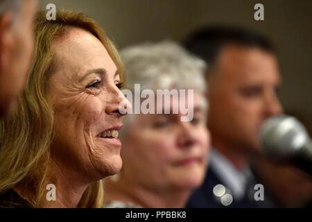 Valerie Nessel, le conjoint de l'US Air Force Tech. Le Sgt. John Chapman, répond à des questions au cours des entrevues avec les médias à l'Hôtel Double tree Pentagon City, à Arlington, en Virginie, le 21 août, 2018. Le sergent Chapman sera reçu à titre posthume la Médaille d'honneur le 22 août 2018, pour les actions de Takur Ghar mountain en Afghanistan le 4 mars 2002. Son équipe d'élite des opérations spéciales est tombé dans une embuscade tendue par l'ennemi et est venu sous un feu nourri provenant de multiples directions. Chapman immédiatement débité un ennemi par bunker-cuisse de la neige profonde et a tué tous les occupants de l'ennemi. Déménagement avec courage, d'une couverture à des blessures, il a combattu re Banque D'Images