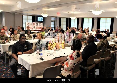 Les membres de l'auditoire à écouter l'Orateur invité lors de l'installation l'occasion de la Journée de l'égalité des femmes le 16 août 2018, à Fort McCoy, Wisconsin (Etats-Unis) L'orateur invité pour l'événement était Sylvia Carey-Butler, vice-chancelier d'appui scolaire inclusive de l'excellence à l'University of Wisconsin-Oshkosh. Carey-Butler a un doctorat en administration de l'enseignement supérieur et de la politique et a travaillé dans l'éducation depuis plus de 35 ans. Banque D'Images