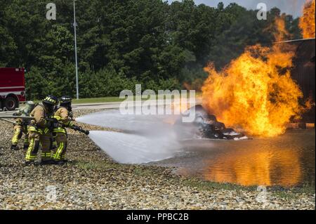 Une équipe de pompiers citoyen réserve répondre à une simulation d'incendie d'aéronefs au cours de Patriot Warrior à Dobbins Air Reserve Base, la Géorgie, le 15 août 2018. Réserver avec les aviateurs citoyen 746e Escadron de génie civil de Joint Base Lewis-McChord, Washington, 514e CES, Joint Base McGuire-Dix-Lakehurst, New Jersey et 624th CES, Joint Base Harbor-Hickam Pearl, Mississippi, formés ensemble comme une seule équipe. L'exercice guerrier patriote prend en charge l'orientation de la réserve de la Force aérienne et les principes généraux de la préservation, de la construction et de l'élaboration d'un prêt au combat, rentable, durable et expérience professi Banque D'Images