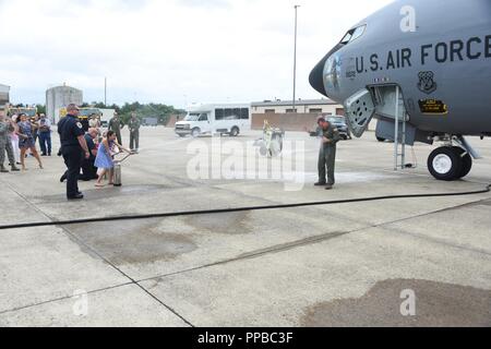 California Air National garde le Lieutenant-colonel Ross Paullet obtient arrosé par des membres de la famille après l'atterrissage un avion KC-135 pour la dernière fois à la 171e Escadre de ravitaillement en vol près de Pittsburgh le 21 août 2018. Lt.Col. Paullet Ross a servi pendant 32 ans. Banque D'Images